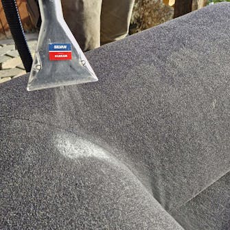 Mattvätt: Spruta vattnet på motsträviga fläckar Mattvätt: Spruta vattnet på motsträviga fläckar